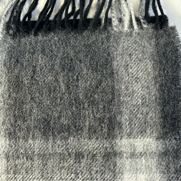 NWT/NEW Men’s Club Room Gray Plaid 100% Cashmere Scarf - Picture 2 of 4